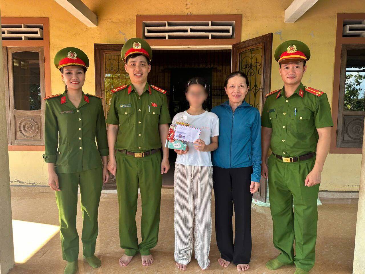 Giving gifts to foster siblings of the Union - Association. Photo: Quang Tri Police