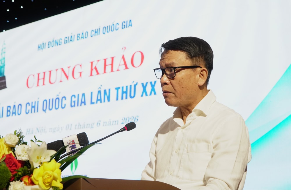 Ông Nguyễn Đức Lợi - Nguyên Ủy viên Ban Chấp hành Trung ương Đảng, nguyên Tổng Giám đốc Thông tấn xã Việt Nam, Phó Chủ tịch Thường trực Hội Nhà báo Việt Nam, Phó Chủ tịch Thường trực Hội đồng chung khảo nhận xét về các tác phẩm sơ khảo. Ảnh: Duy Tuấn 