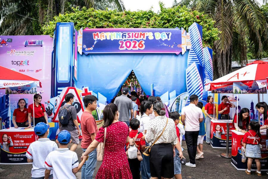 The atmosphere at the "AI Math City" welcome gate is bustling with the participation of many parents and students at Mathnasium’s Day 2026. Photo: Organizing Committee