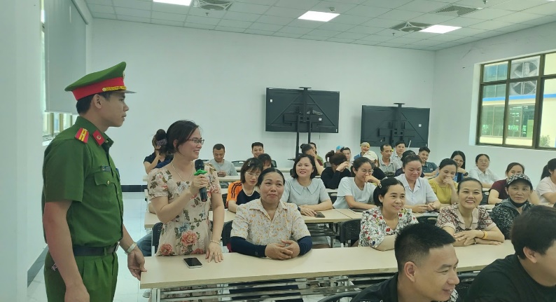 Công an xã Đông Thái Ninh tuyên truyền pháp luật giao thông cho công nhân tại doanh nghiệp