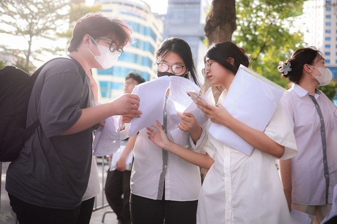 Lao Dong Newspaper updates exam questions and answers for the 10th grade entrance exam for the 2026 - 2027 school year for parents and students to easily follow. Photo: Hai Nguyen