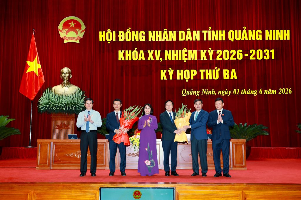 Leaders of the Provincial Party Committee and People's Council of Quang Ninh province present flowers to congratulate Mr. Nguyen Hong Duong and Mr. Bui Manh Hung. Photo: Quang Ninh Provincial Newspaper, Radio and Television