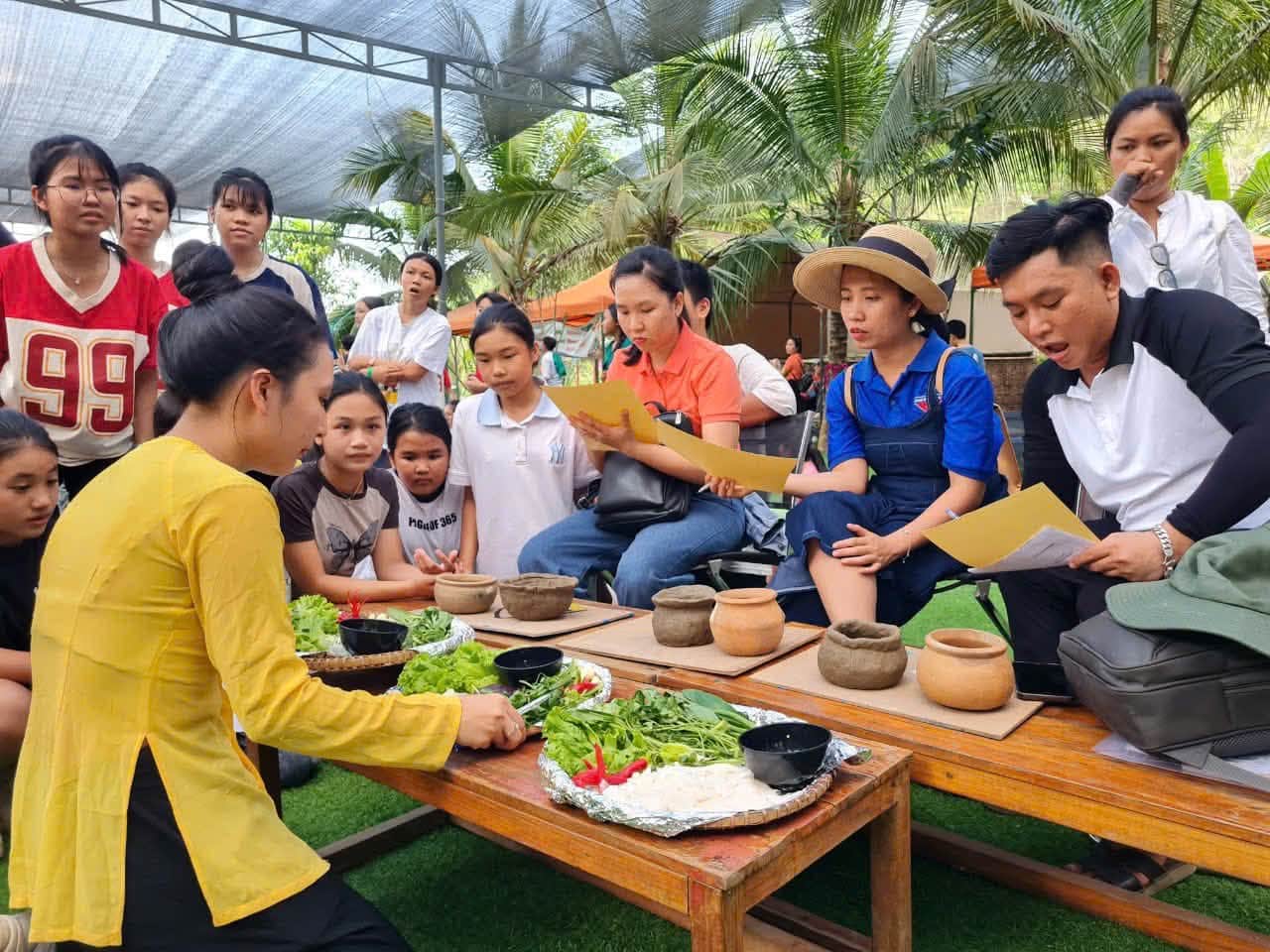 The Clean Agricultural Space model in Khanh Vinh contributes to promoting local specialties. Photo: Huu Long