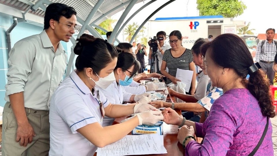 Người dân phường Long Châu tham gia khám sức khỏe, tầm soát bệnh miễn phí ngay sau lễ phát động. Ảnh: Hoàng Lộc