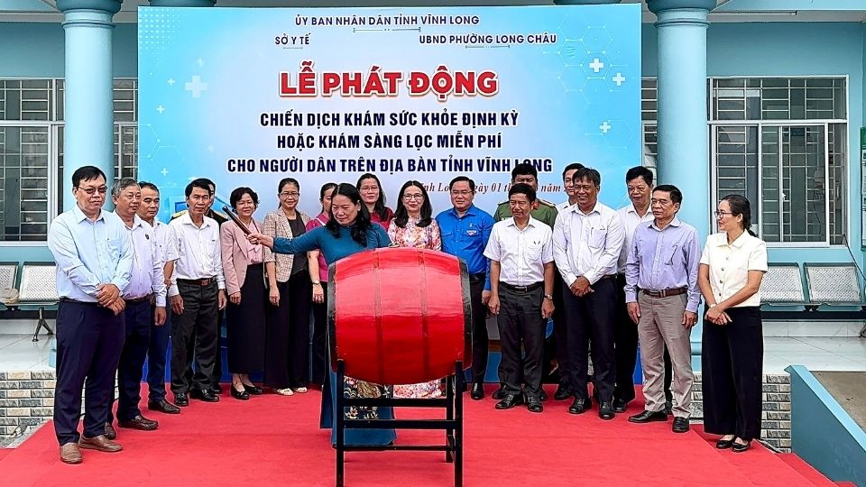 Provincial leaders and the health sector perform the ceremony to launch the Campaign for periodic health check-ups and free screening for people in Vinh Long. Photo: Hoang Loc