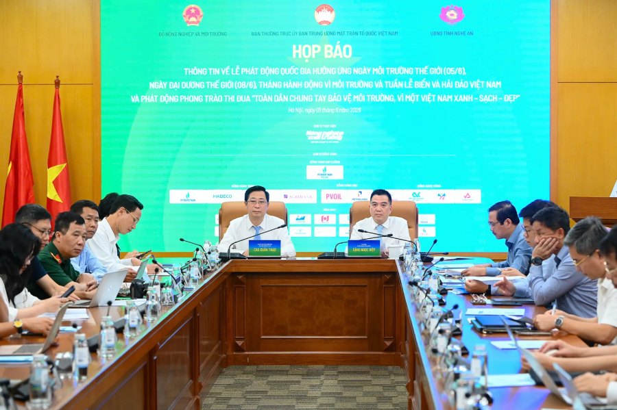 Thứ trưởng Đặng Ngọc Điệp chủ trì họp báo thường kỳ của Bộ Nông nghiệp và Môi trường. Ảnh: Tùng Đinh.