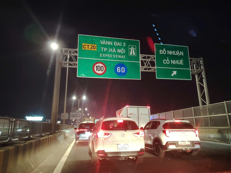 Traffic signs not only have maximum speed, but also stipulate minimum speed. Photo: Xuyen Dong