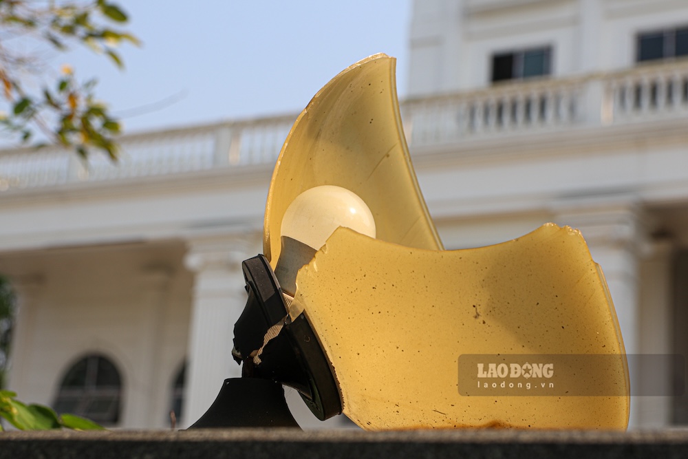 Một số hạng mục đã lắp đặt như cửa kính, hệ thống chiếu sáng bị hư hỏng, xuống cấp, nhiều vị trí xuất hiện dấu hiệu bị phá hoại. 