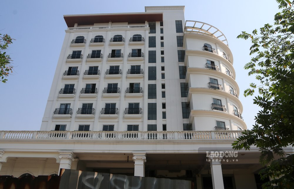 Tòa nhà cơ bản đã hoàn thành phần kết cấu chính, được sơn phủ bên ngoài và lắp đặt hệ thống cửa. Tuy nhiên, phía trong công trình vẫn còn ngổn ngang vật liệu xây dựng, nhiều hạng mục chưa hoàn thiện, tạo nên khung cảnh nhếch nhác. 