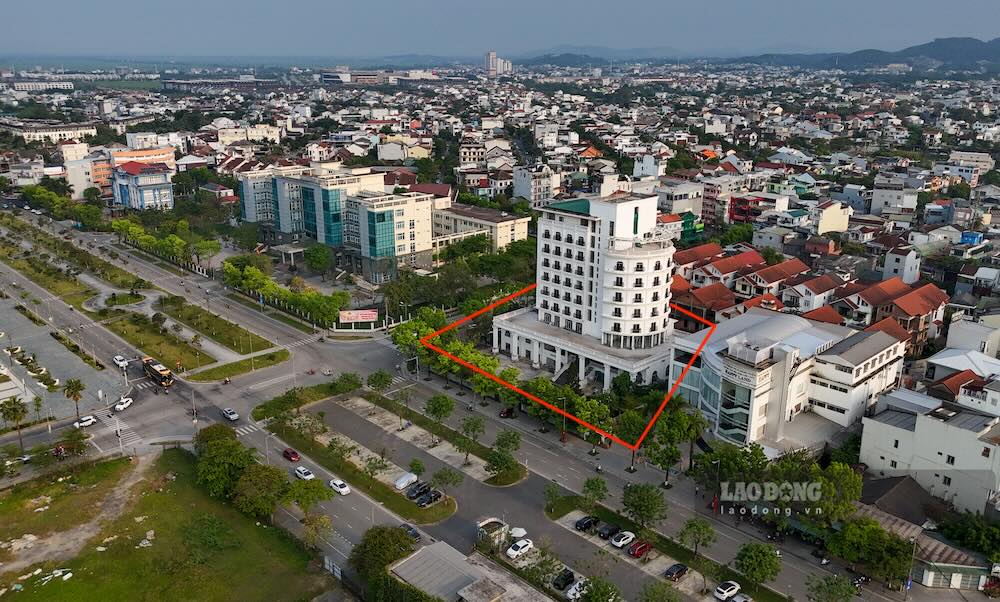 Theo ghi nhận của phóng viên Báo Lao Động, Dự án Nhà khách Tỉnh ủy Huế trên tuyến đường Tố Hữu - Hà Huy Tập (phường Thuận Hóa) hiện trong tình trạng thi công dang dở rồi dừng lại suốt thời gian dài. 