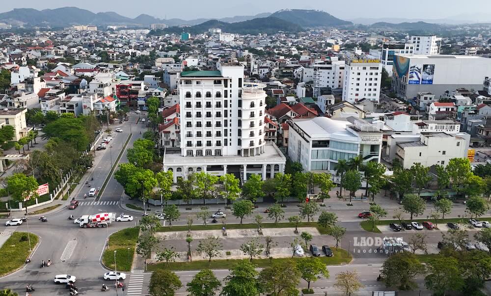Công trình được khởi công từ tháng 5.2022 và dự kiến hoàn thành vào cuối năm 2023. Tuy nhiên, sau nhiều lần vướng mắc trong quá trình triển khai, đến nay dự án vẫn chưa thể hoàn thiện và đưa vào sử dụng. 
