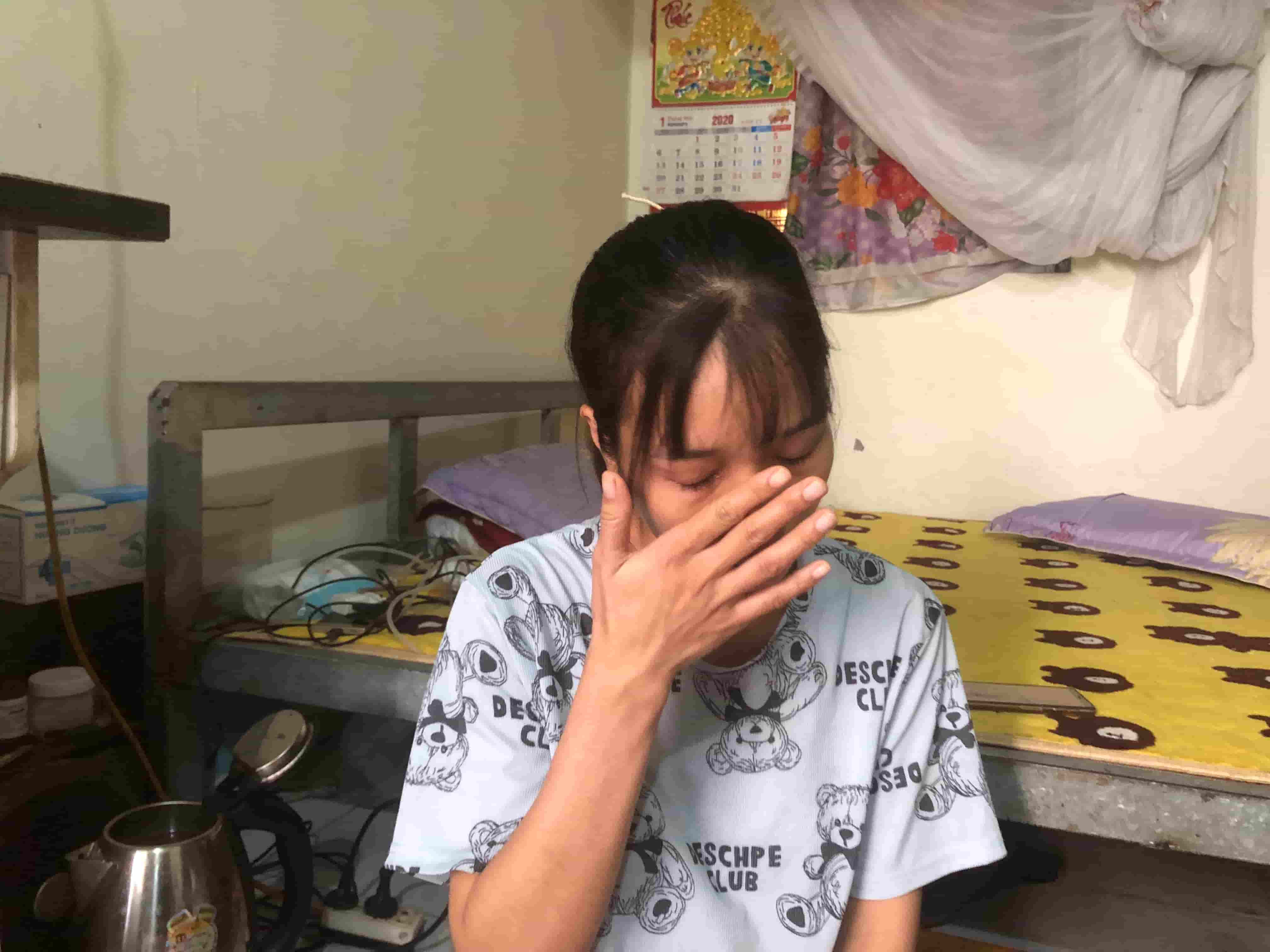 Trong nhiều chuyến tác nghiệp, chúng tôi bắt gặp không ít hình ảnh người mẹ là công nhân rơi nước mắt khi được hỏi về việc phải xa con nhỏ để đi làm xa. Ảnh: Phương Hân.