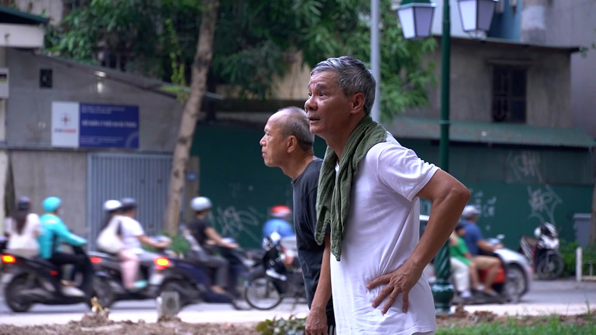 Elderly people with high blood pressure actively change their exercise habits in hot weather.
