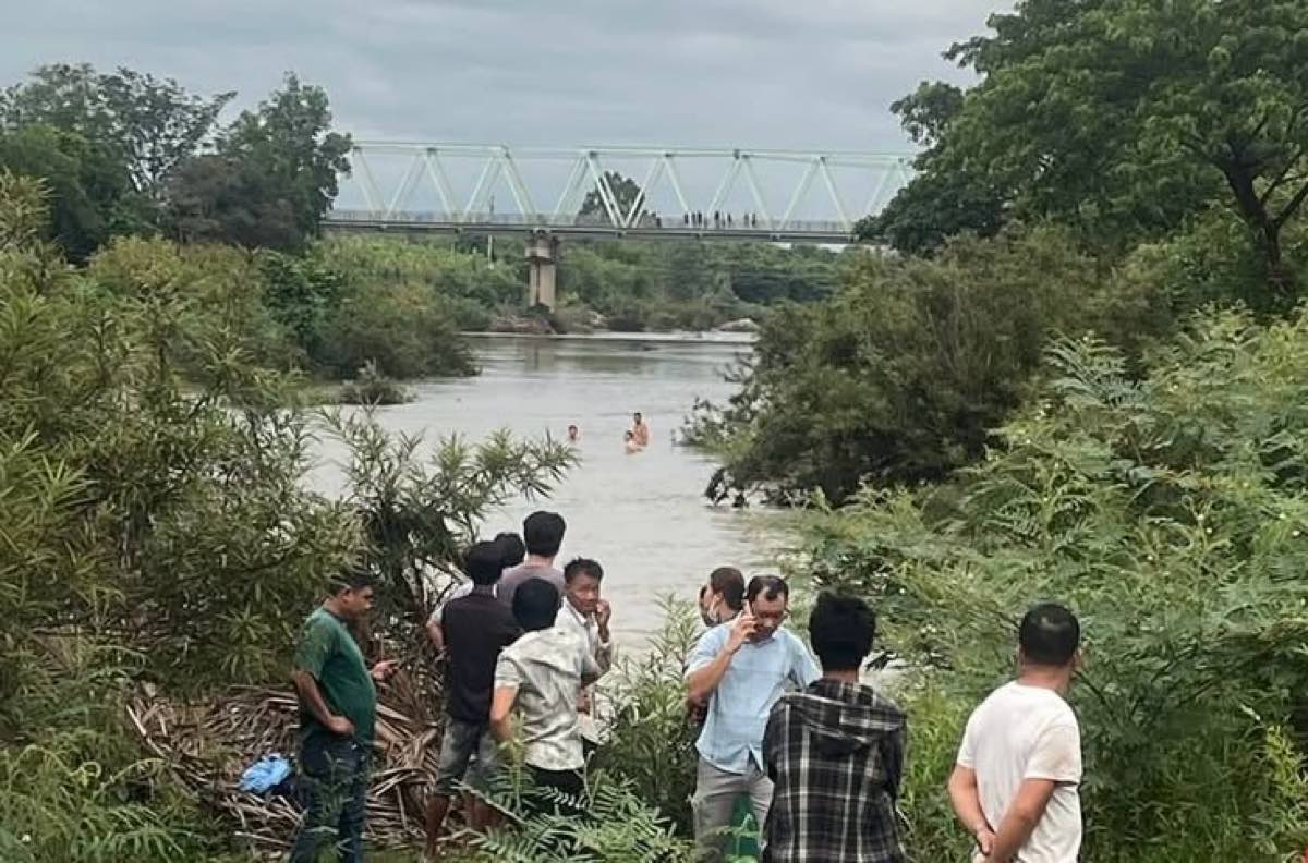 Nhiều lực lượng địa phương được huy động đến hiện trường để tìm kiếm nạn nhân. Ảnh: Duy Tuấn
