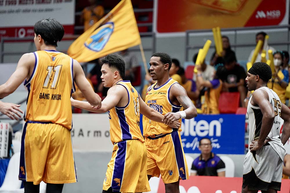 Nha Trang Dolphins won their first victory at VBA 2026 after defeating Saigon Heat with a score of 85-82. Photo: VBA
