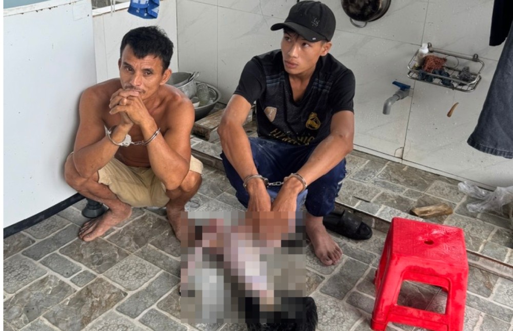 Bắt quả tang các đối tượng đang lột da, mổ xẻ một cá thể voọc bạc Đông Dương. Ảnh: Công an cung cấp