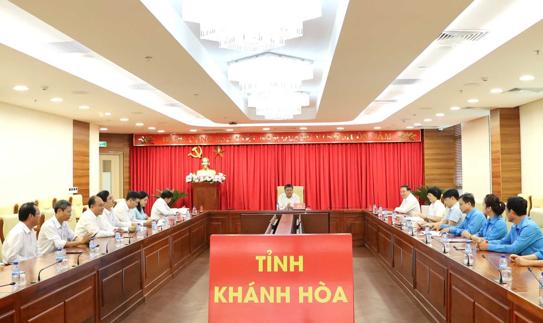 The Standing Committee of the Provincial Party Committee meets with the delegation of Khanh Hoa to attend the 14th Vietnam Trade Union Congress. Photo: Phuong Linh