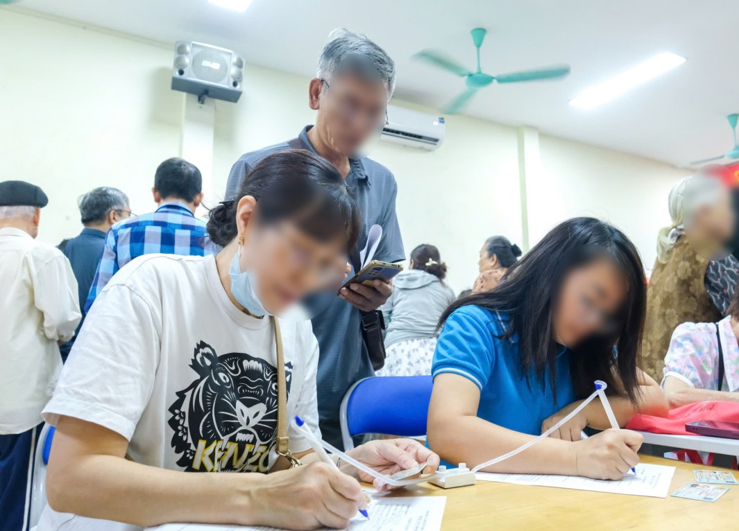 3.5 million people will receive pensions and allowances in various forms from June 1-2.6. Photo: Huong Nha