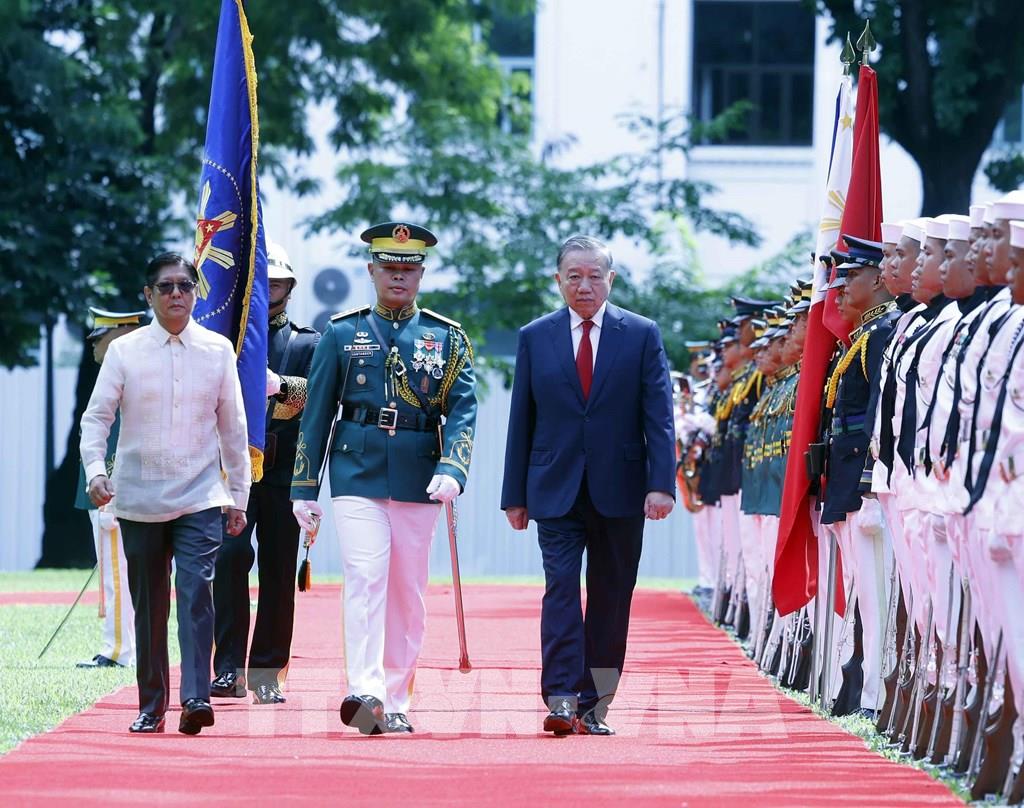 Tổng Bí thư, Chủ tịch nước Tô Lâm và Tổng thống Philippines Ferdinand Romualdez Marcos Jr. duyệt Đội danh dự. Ảnh: TTXVN