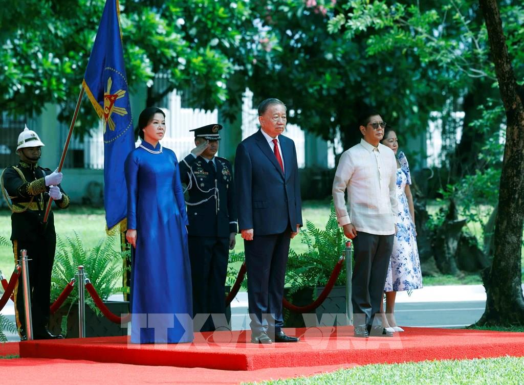 General Secretary and President To Lam and his wife with Philippine President Ferdinand Romualdez Marcos Jr. and his wife on the podium of honor, listening to the military band play the national anthems of the two countries. Photo: VNA