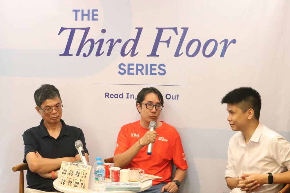 The talk show "America - Football - Culture" with the participation of journalist Truong Anh Ngoc and author Hieu Minh. Photo: Character provided