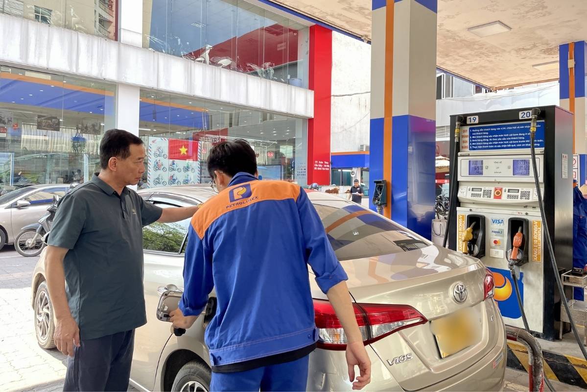 Một số người tiêu dùng lựa chọn phương án chuyển đổi dần dần. Ảnh: Thanh Bình