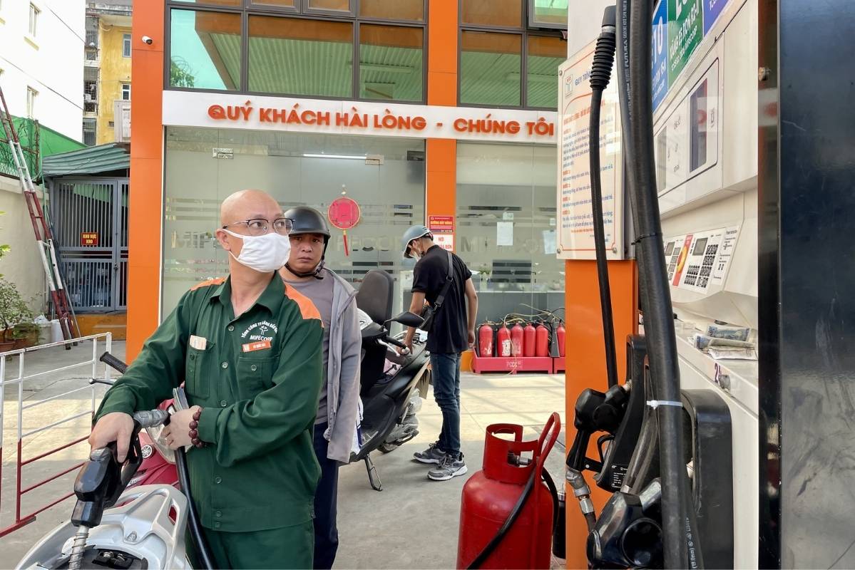Không khí đổ xăng tại Trạm xăng dầu. Ảnh: Thanh Bình