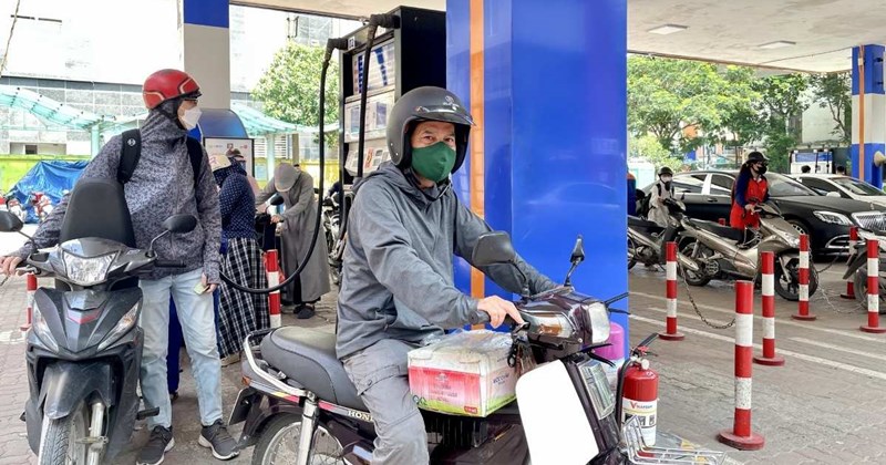 Dân tình nói gì về xăng E5, E10 ngày đầu thay thế?