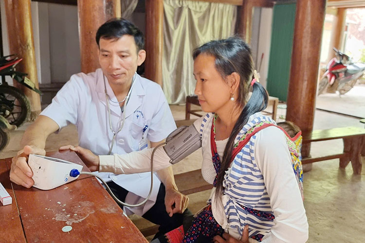 People of Na Hy commune, Dien Bien province come for health check-ups at Nam Nhu 2 station. Photo: Thanh Binh