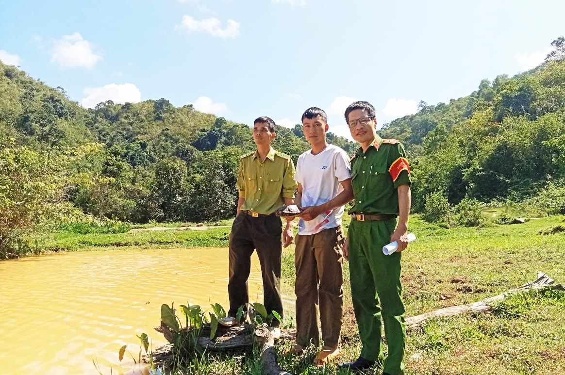 Công an xã Cát Tiên 3 phối hợp với lực lượng kiểm lâm và người dân tái thả cá thể rùa sen vàng quý hiểm về tự nhiên tại vùng lõi Vườn quốc gia Cát Tiên. Ảnh: Trung Kiên 