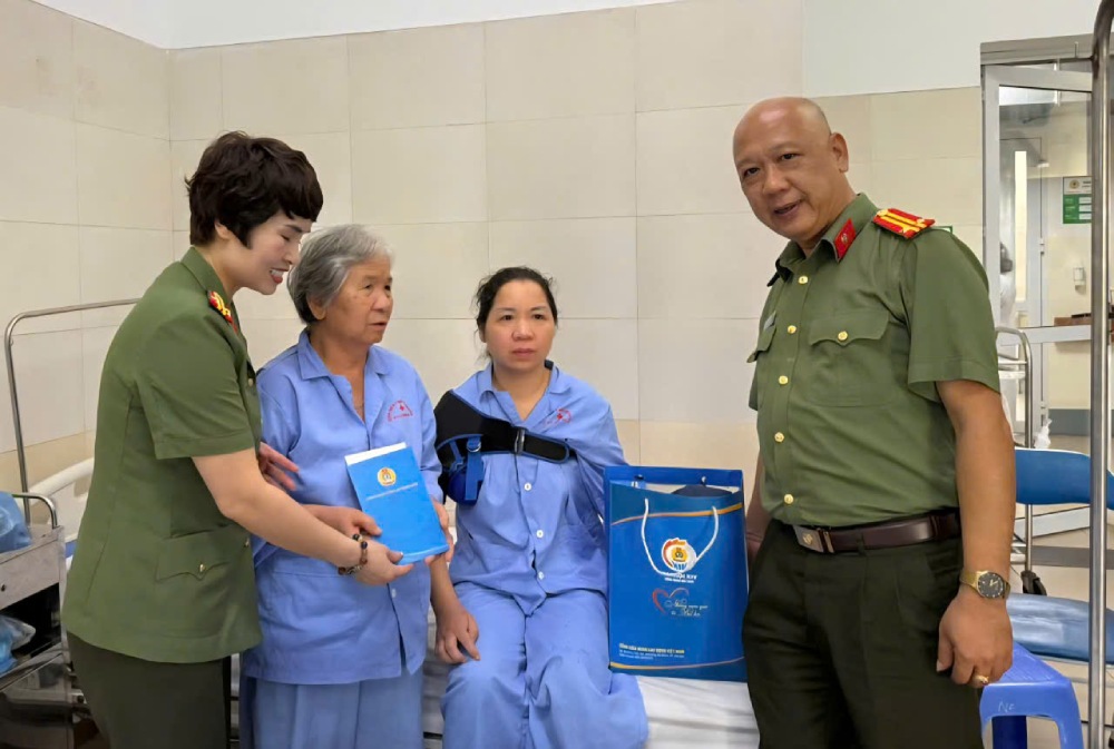 Union member Nguyen Thi Mai Phuong receives gifts from the Program "Gifts from the 14th Vietnam Trade Union Congress". Photo: Quynh Chi