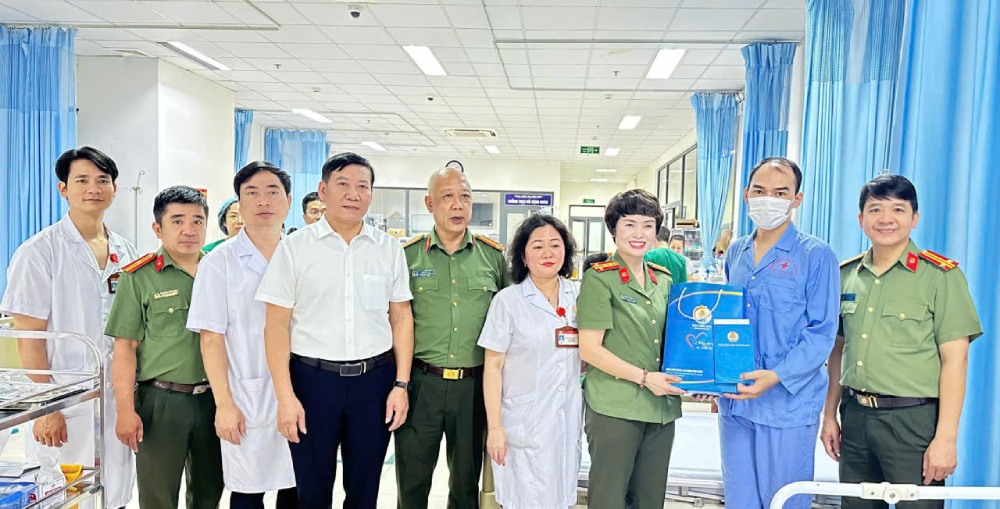 Đoàn viên Bùi Duy Cường (thứ 2 từ phải sang) nhận quà từ Chương trình “Những món quà từ Đại hội XIV Công đoàn Việt Nam“. Ảnh: CĐ CAND