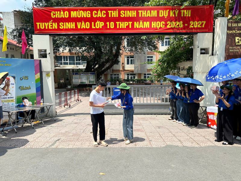 Candidates complete the specialized subject for the 10th grade entrance exam in Hanoi this morning. Photo: Tuong Van