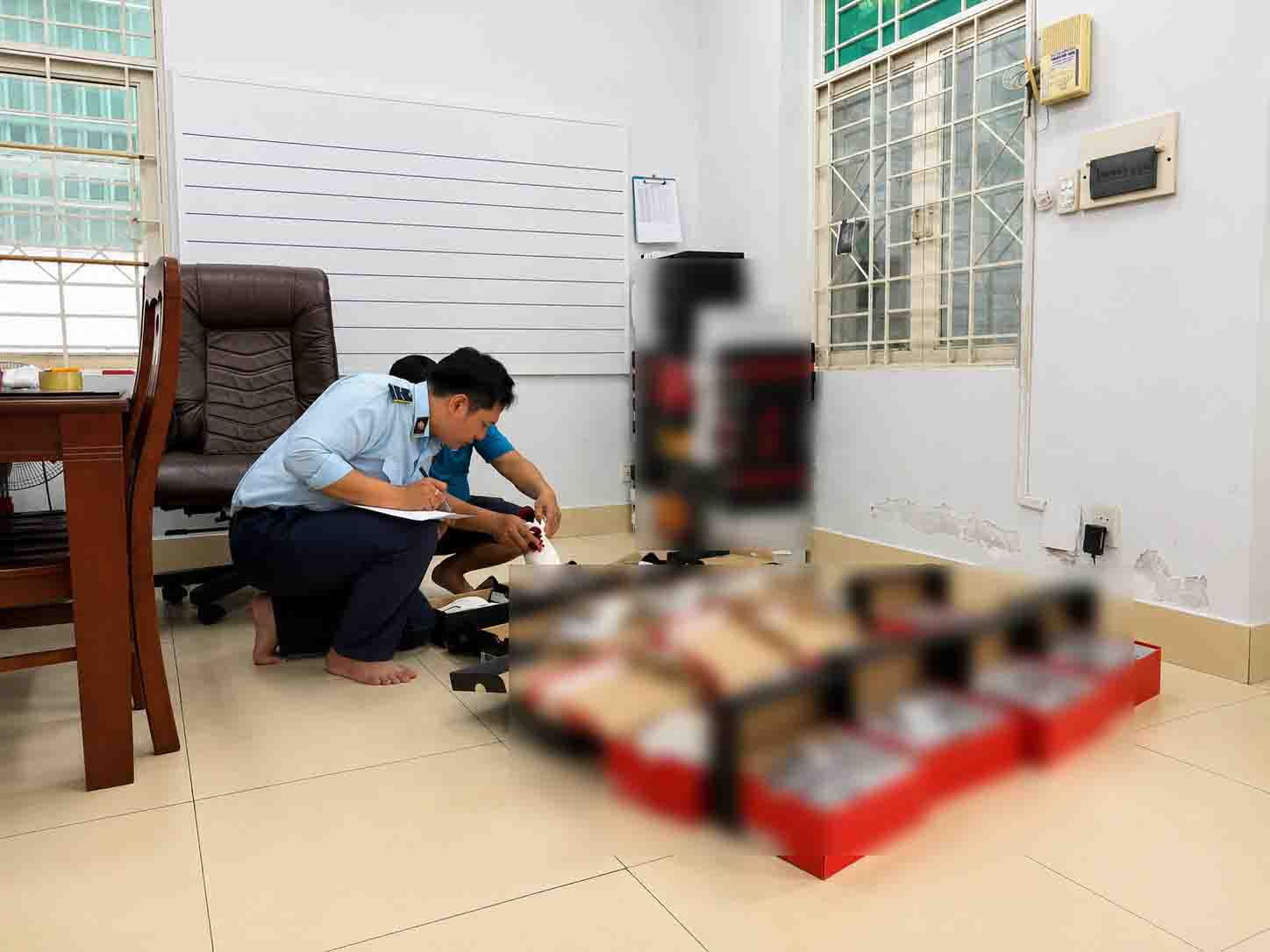 Lực lượng Quản lý thị trường liên tiếp đột kích, tạm giữ hàng trăm sản phẩm giày dép, quần áo giả mạo nhãn hiệu.