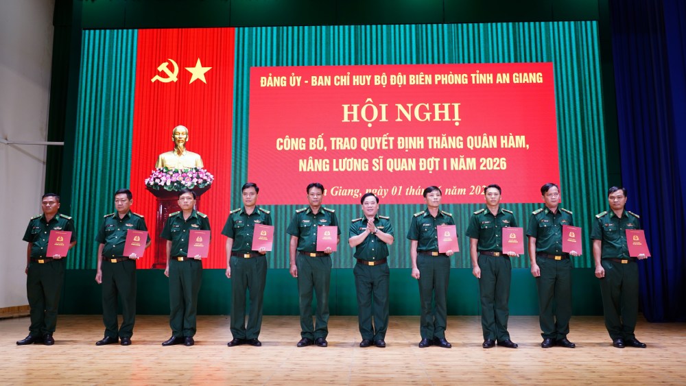 Colonel Nguyen Van Hiep, Political Commissar of the Border Guard Command of An Giang province, attaches military ranks and awards decisions to officers. Photo: Tien Vinh