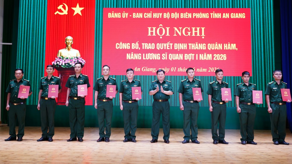 Đại tá Phạm Văn Thắng, Chỉ huy trưởng Ban Chỉ huy Bộ đội Biên phòng tỉnh An Giang gắn quân hàm, trao quyết định cho các sĩ quan. Ảnh: Tiến Vinh