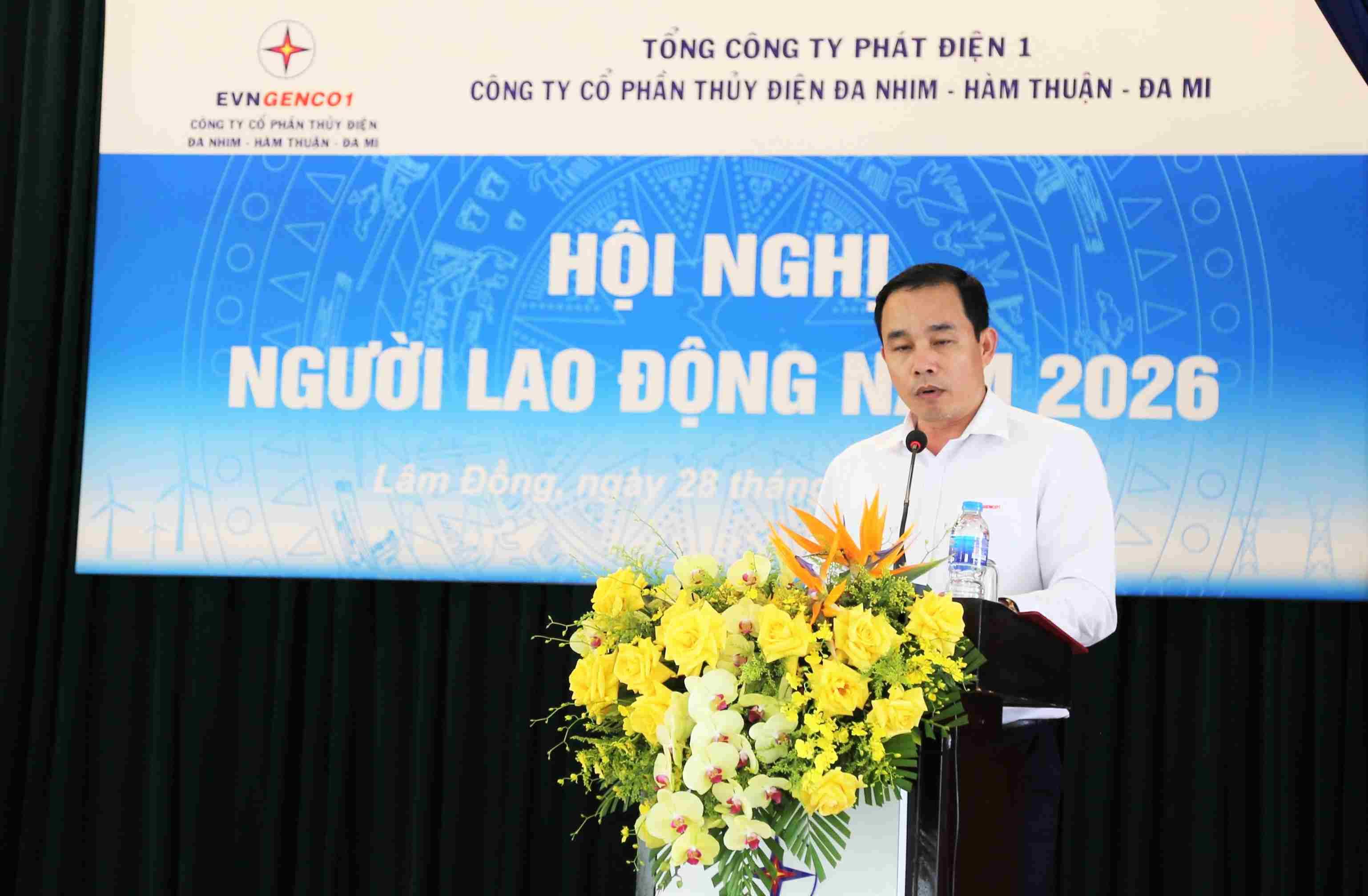 Ông Phạm Đình Anh - Phó Chủ tịch Công đoàn Công ty báo cáo tại hội nghị người lao động. Ảnh: Ngọc Minh