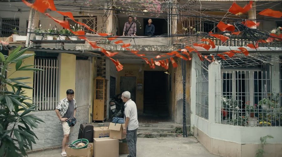 Bằng và Tài sung sướng khi nghe tin chị Nguyệt về khu tập thể trong tập 7 phim “Dưới ô cửa sáng đèn“. Ảnh: VFC.
