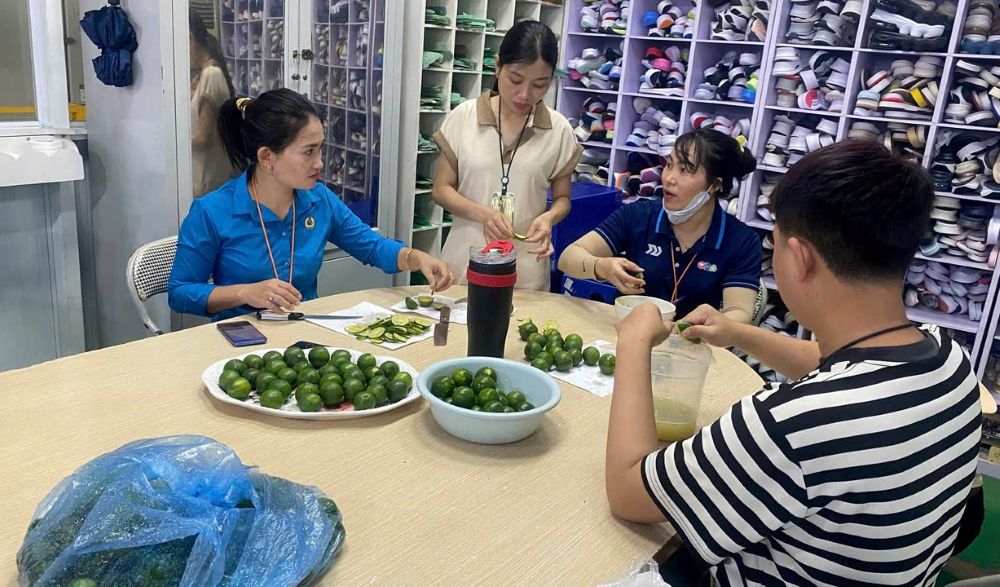 Công đoàn Công ty TNHH Giầy Annora Việt Nam pha nước chanh đường, giúp công nhân giải nhiệt trong những ngày nắng nóng khắc nghiệt. Ảnh: Quách Du