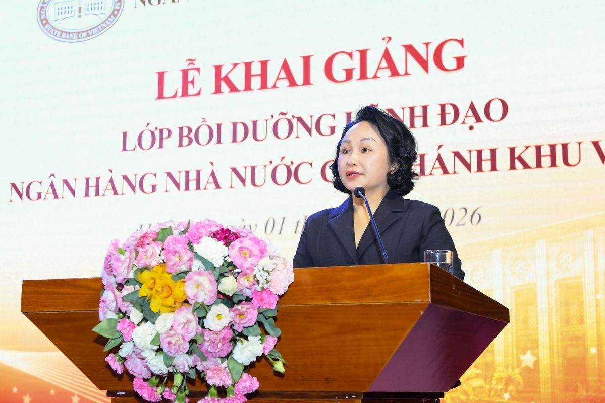 Đồng chí Trần Thu Huyền, Ủy viên Ban Thường vụ Đảng ủy NHNN, Vụ trưởng Vụ Tổ chức cán bộ công bố Quyết định tổ chức Chương trình bồi dưỡng. Ảnh: NHNN