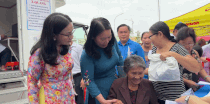 Ms. Nguyen Thi Be Muoi - Vice Chairwoman of Vinh Long Provincial People's Committee and Dr. Ho Thi Thu Hang - Director of the Provincial Department of Health visit and encourage people to participate in free health check-ups in Long Chau ward. Photo: Hoang Loc