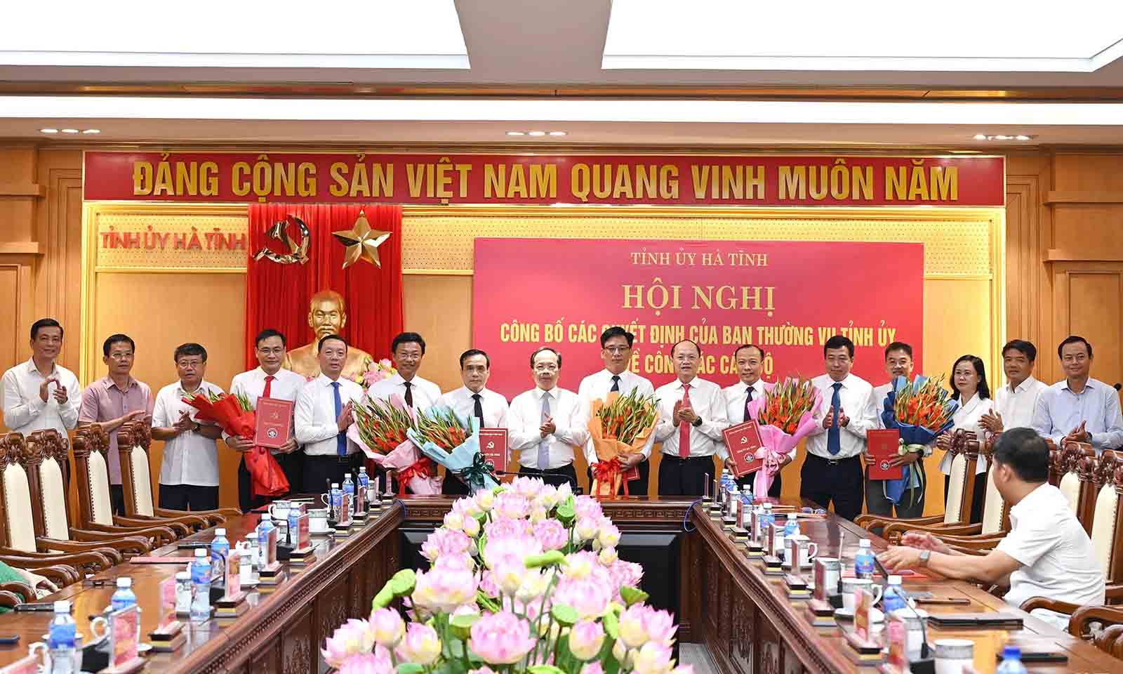Announcing decisions on transferring and appointing officials in Ha Tinh. Photo: Thu Ha