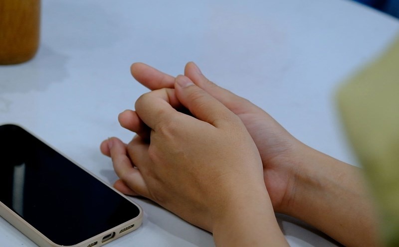 Dấu hiệu dễ nhận thấy nhất là sự thay đổi bất thường trong cách chồng sử dụng điện thoại và thiết bị cá nhân. Ảnh minh họa