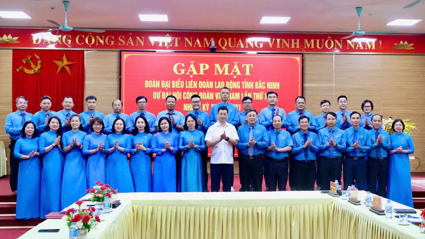 El camarada Trần Huy Phương, Subsecretario del Comité del Partido Provincial de Bắc Ninh, se toma una foto de recuerdo con la Delegación que participa en el XIV Congreso del Sindicato de Vietnam, mandato 2026 - 2031. Foto: Quyết Chiến