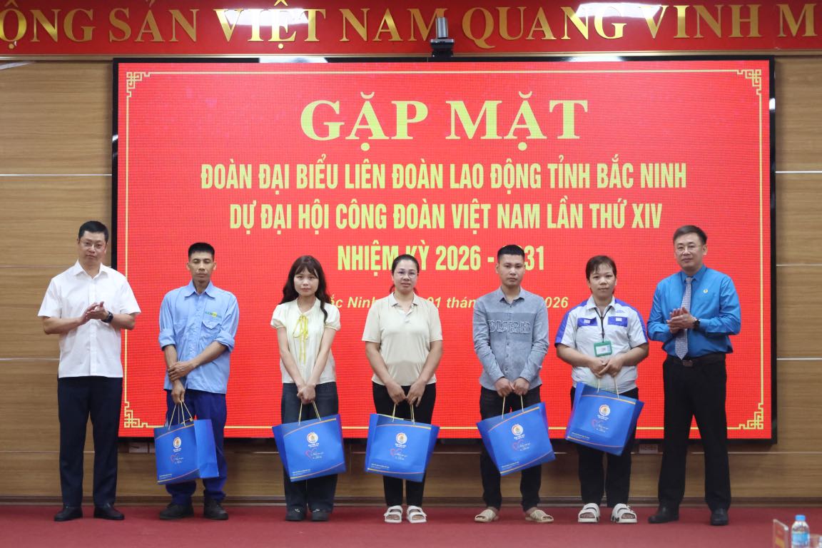 Các đồng chí lãnh đạo trao những món quà từ Đại hội cho đoàn viên, người lao động có hoàn cảnh khó khăn, bị bệnh hiểm nghèo. Ảnh: Quyết Chiến