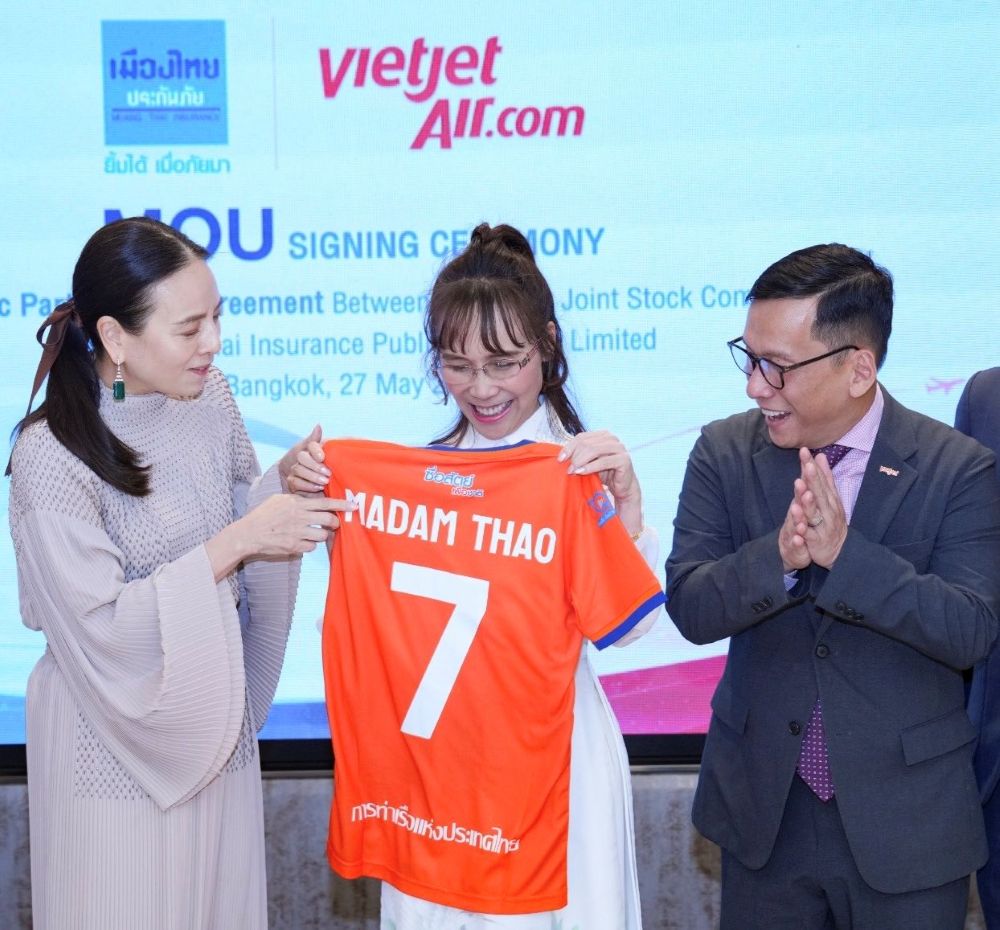 Madam Pang trao tặng áo thể thao cho Tiến sĩ Nguyễn Thị Phương Thảo. Ảnh: Vietjet