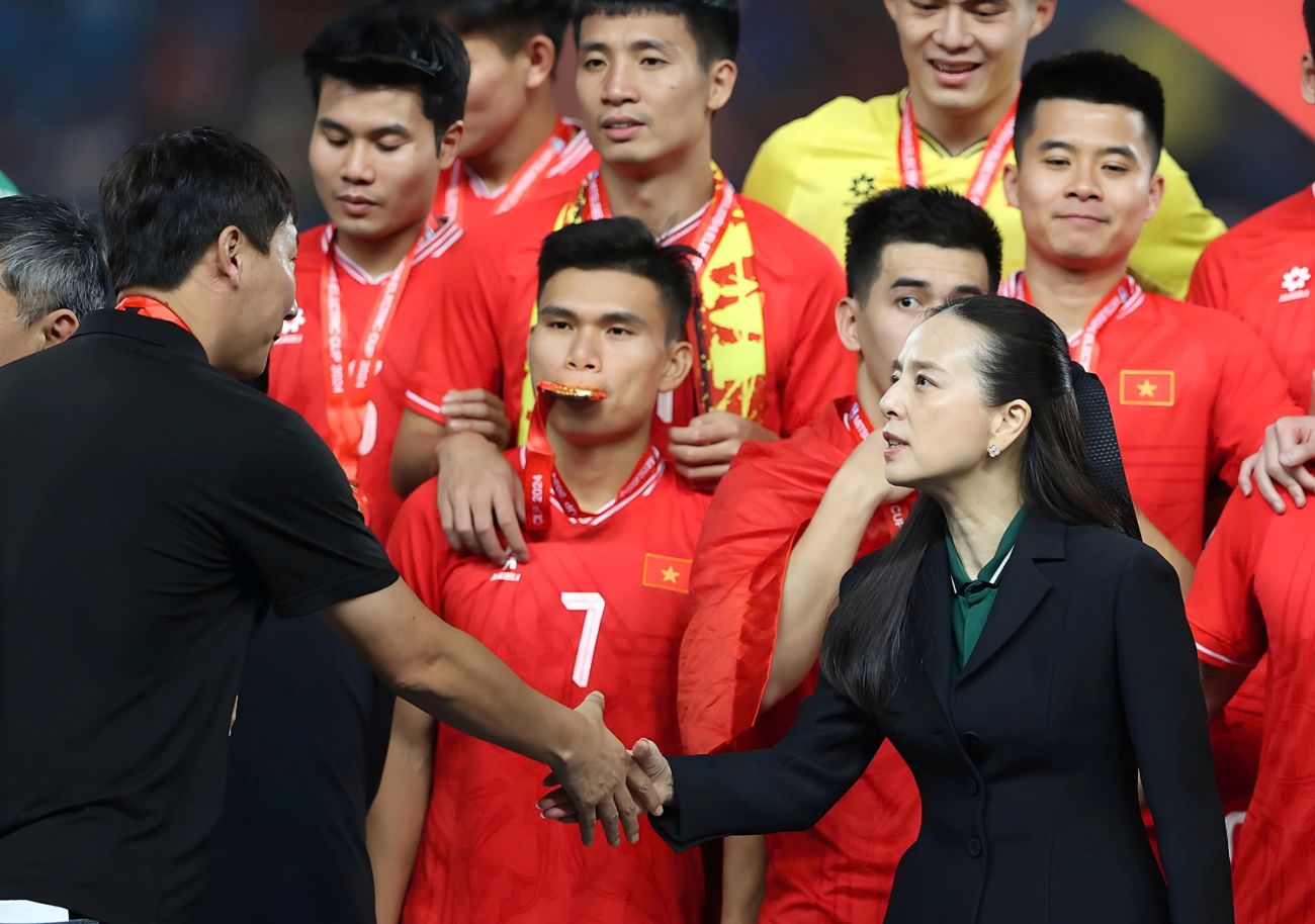 Madam Pang đã nhiều lần đến Việt Nam cùng các đội tuyển Thái Lan và luôn dành được tình cảm yêu mến từ người hâm mộ Việt Nam. Ảnh: Hiếu Lương