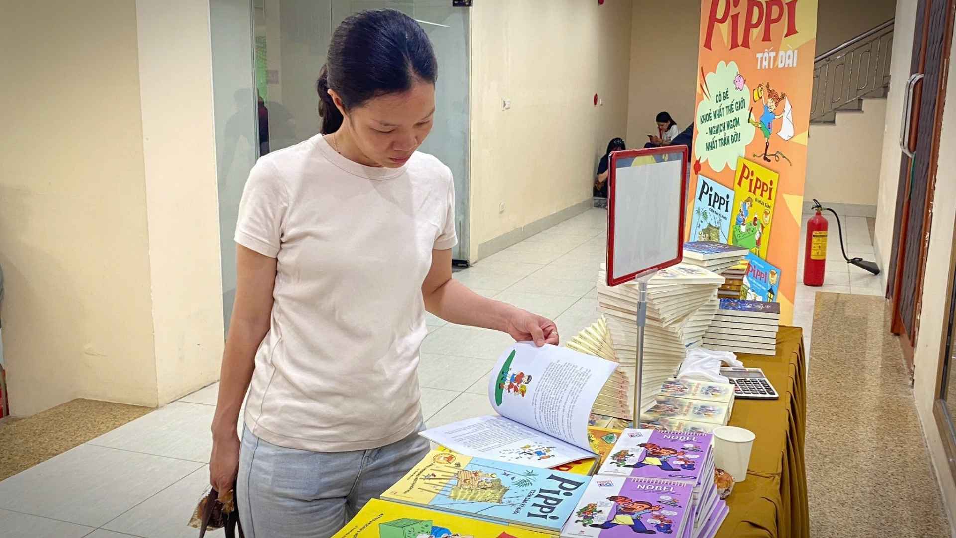 Khu vực trưng bày sách truyện thiếu nhi tại Tuần phim được nhiều phụ huynh quan tâm. Ảnh: Như Quỳnh