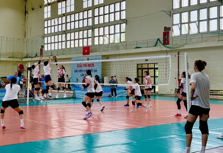 Coach Nguyen Tuan Kiet and players gather to prepare professionally before participating in AVC Cup 2026. Photo: Hoai Viet