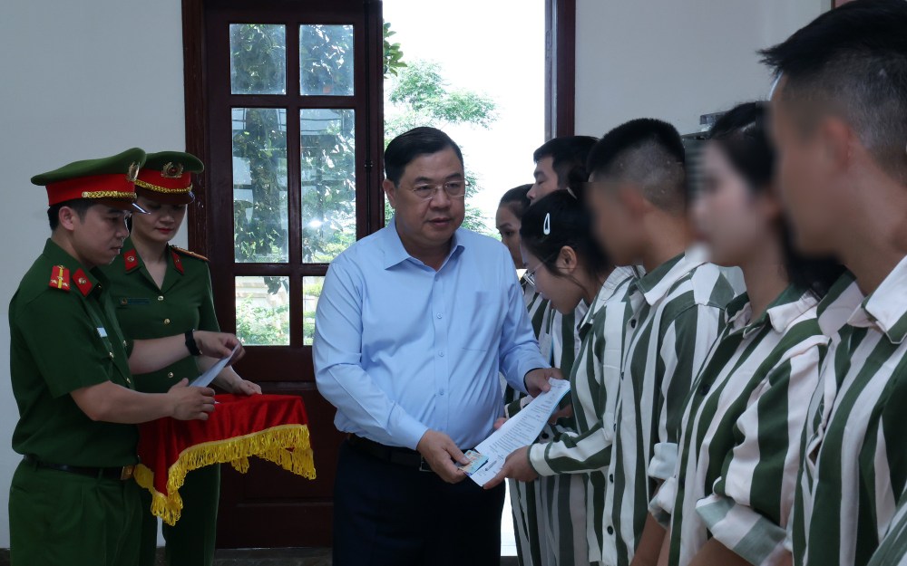 Politburo Member, Standing Deputy Prime Minister Pham Gia Tuc presents amnesty decisions to prisoners. Photo: VGP/Phuong Nguyen